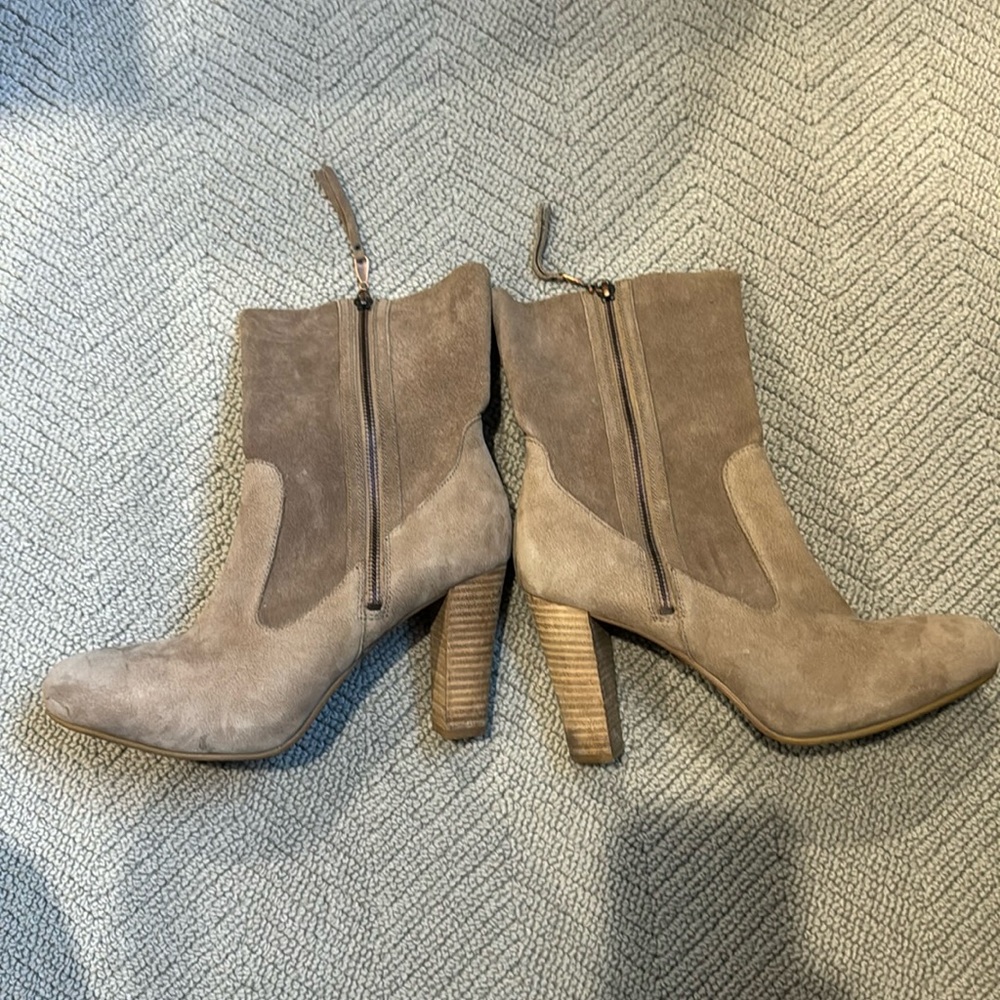Beautiful  Ugg sued booties